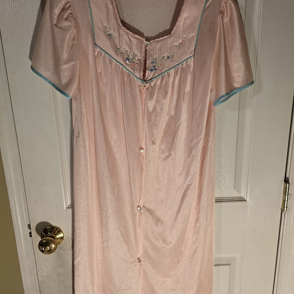 Vintage 1970's ILGWU Union Made Nightgown Robe Button Front Pink‎ Nylon EUC